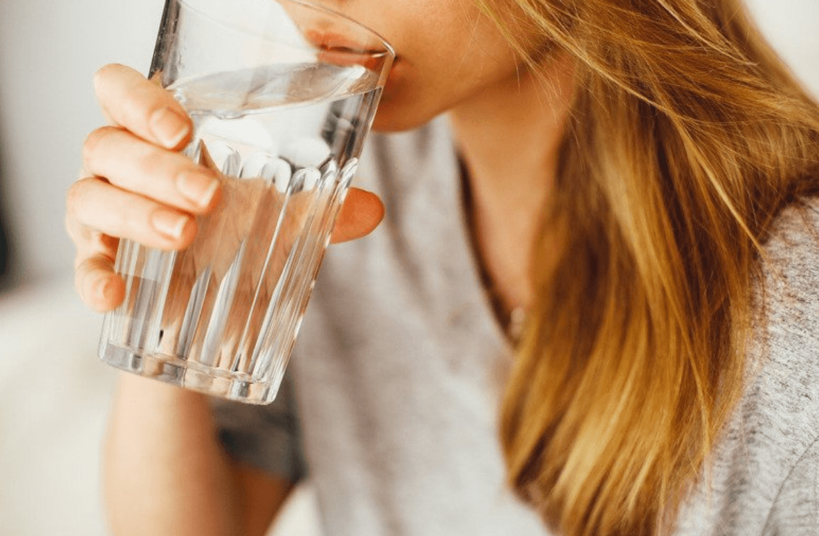 水を飲む