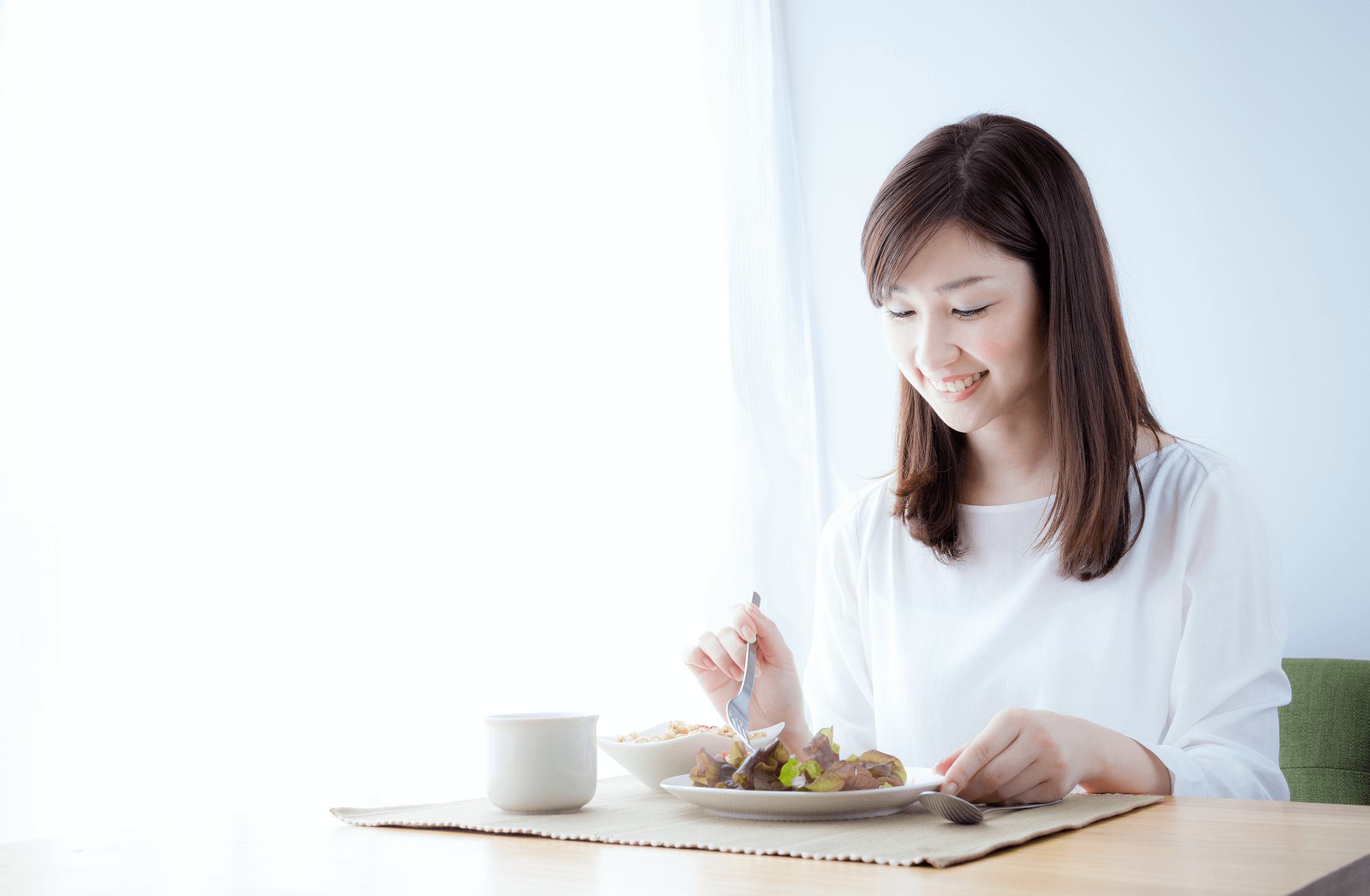 食事中の女性