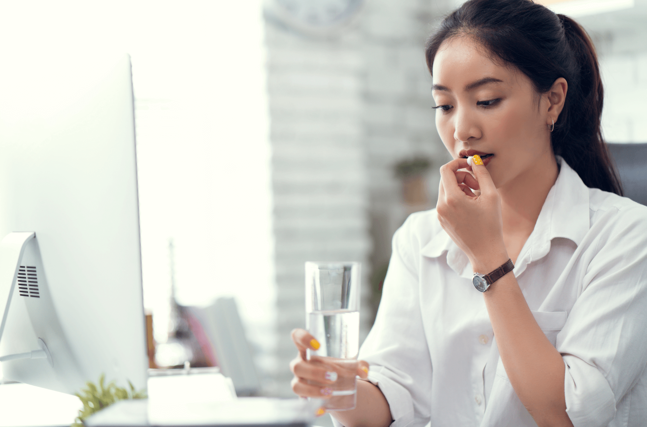 イブクイック頭痛薬を飲む